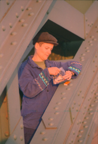 Kirsten K&ouml;tter: Einladungskarte (Martina als Bauarbeiter in Frankfurt am Main, Inszenierung, ca. 1995, digital bearbeitet)