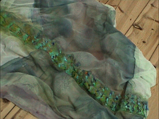 Kirsten K&ouml;tter: Fluss, 2011, Steine, Cr&ecirc;pes de Chine, Mischfarbe, unterschiedliche Gr&ouml;&szlig;en, konstruieren und konstruieren, Curator's Novel, 2011