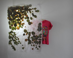 Kirsten K&ouml;tter: Objekt, 2013, Haselnuss- und Birkenbl&auml;tter in Stoff mit Licht, bemaltes T-Shirt, 100 &times; 100 &times; 20 cm