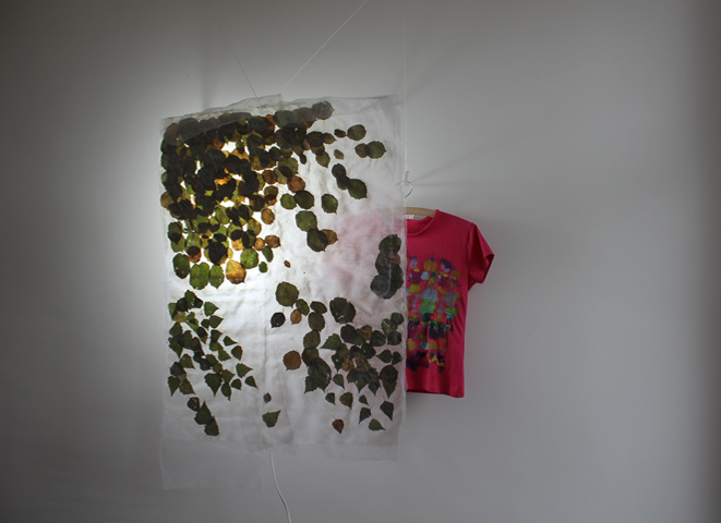 Kirsten K&ouml;tter: Objekt, 2013, Haselnuss- und Birkenbl&auml;tter in Stoff mit Licht, bemaltes T-Shirt, 100 &times; 100 &times; 20 cm