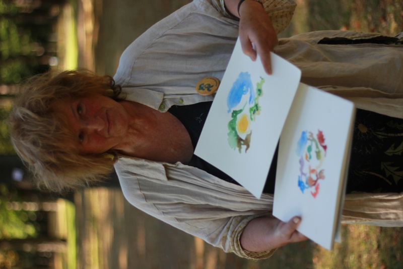 2025-08-19_malathon-chemnitz_11_steffi-zaumseil-mit-ihren-Bildern_2841 (Kirsten Kötter)